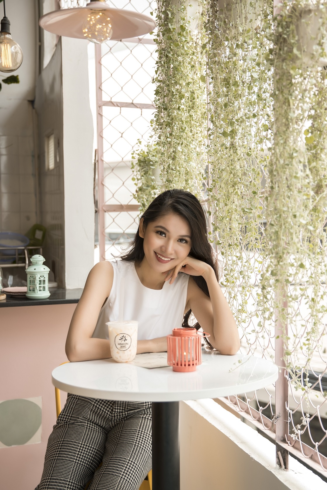Angela Phương Trinh, Chi Pu xinh đẹp đến mừng chuyên gia trang điểm Hiwon - Ảnh 7. Angela Phương Trinh, Chi Pu xinh đẹp đến mừng chuyên gia trang điểm Hiwon - Ảnh 7.