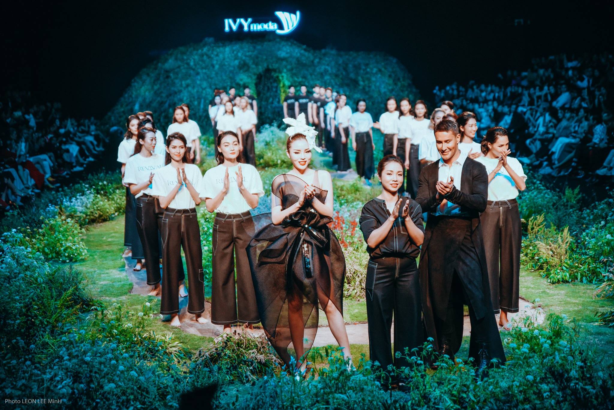 IVY Moda Fashion Show xuân hè 2018: Khi đóa hoa nhỏ lặng lẽ vươn lên - Ảnh 1. IVY Moda Fashion Show xuân hè 2018: Khi đóa hoa nhỏ lặng lẽ vươn lên - Ảnh 1.