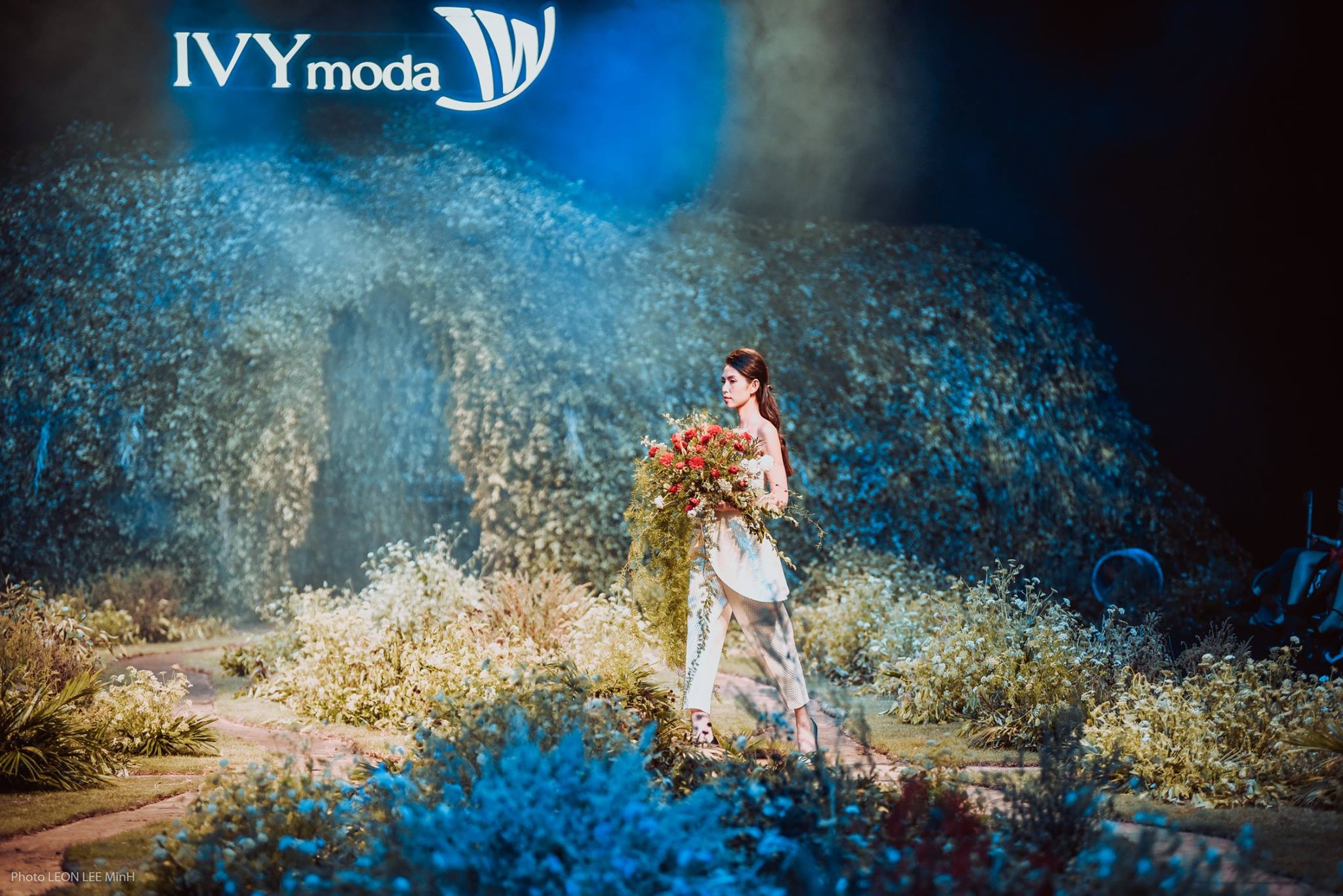IVY Moda Fashion Show xuân hè 2018: Khi đóa hoa nhỏ lặng lẽ vươn lên - Ảnh 2. IVY Moda Fashion Show xuân hè 2018: Khi đóa hoa nhỏ lặng lẽ vươn lên - Ảnh 2.