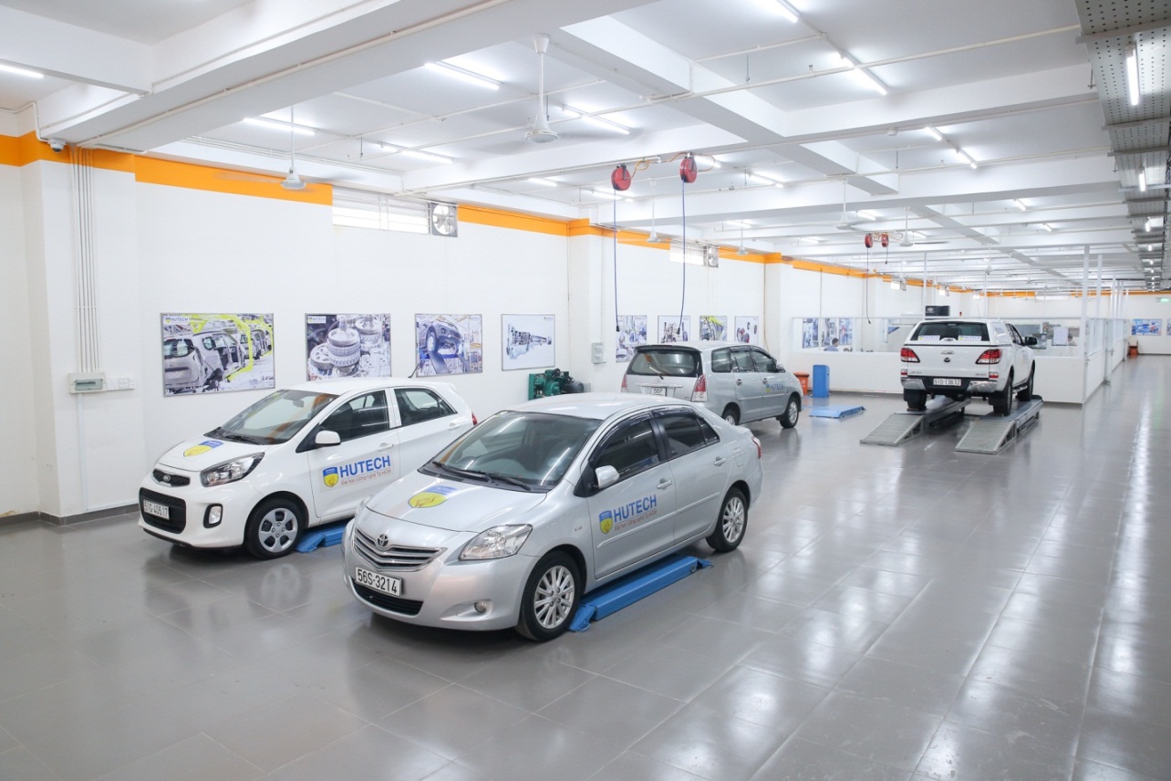 Ngắm hệ thống thực hành công nghệ kỹ thuật ô tô “hoành tráng” của sinh viên HUTECH - Ảnh 1. Ngắm hệ thống thực hành công nghệ kỹ thuật ô tô “hoành tráng” của sinh viên HUTECH - Ảnh 1.