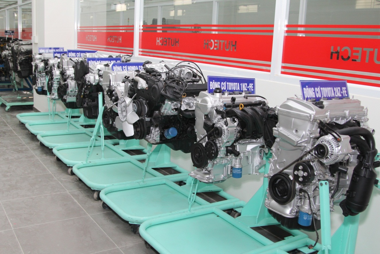 Ngắm hệ thống thực hành công nghệ kỹ thuật ô tô “hoành tráng” của sinh viên HUTECH - Ảnh 2. Ngắm hệ thống thực hành công nghệ kỹ thuật ô tô “hoành tráng” của sinh viên HUTECH - Ảnh 2.