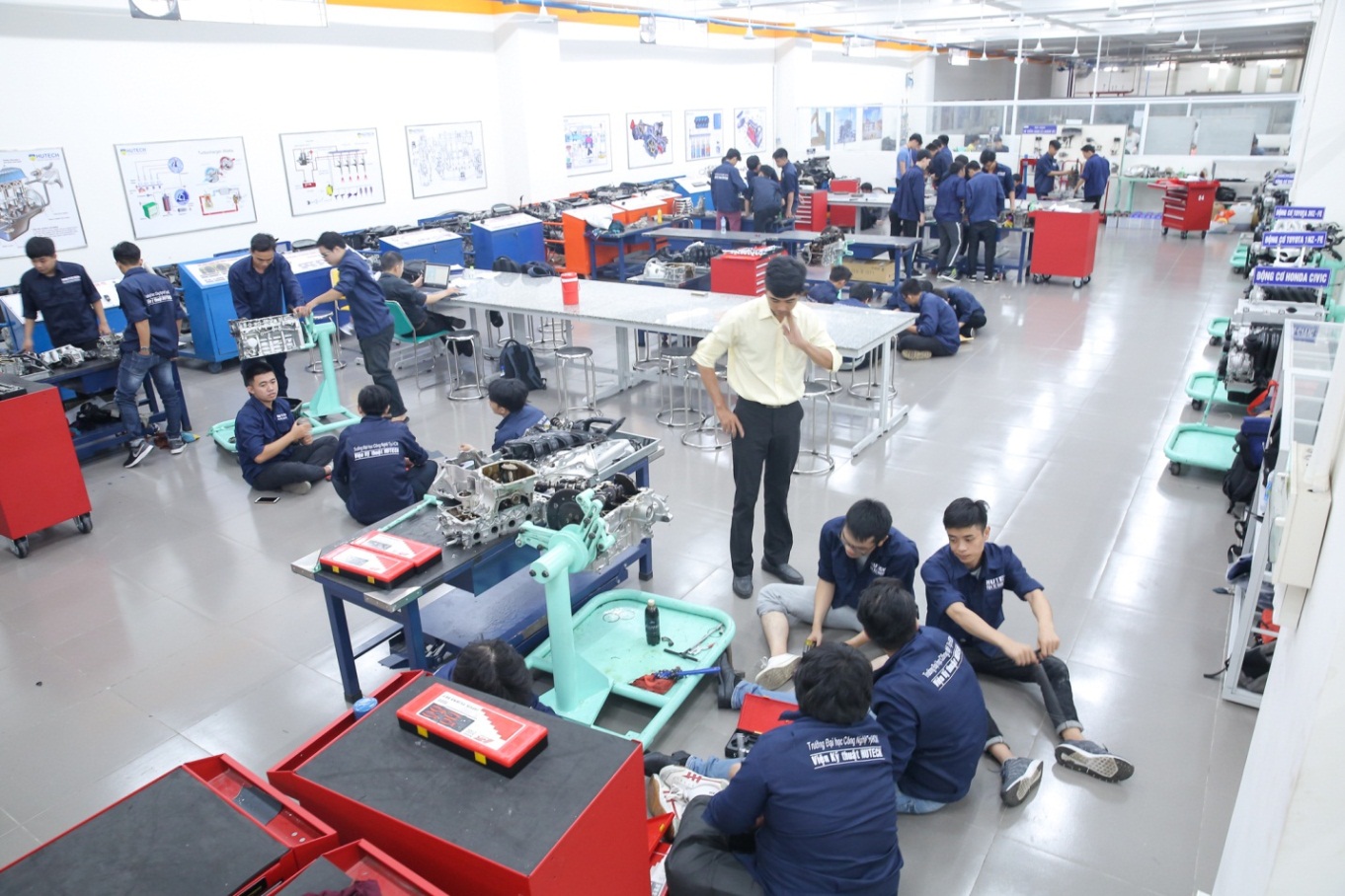 Ngắm hệ thống thực hành công nghệ kỹ thuật ô tô “hoành tráng” của sinh viên HUTECH - Ảnh 3. Ngắm hệ thống thực hành công nghệ kỹ thuật ô tô “hoành tráng” của sinh viên HUTECH - Ảnh 3.