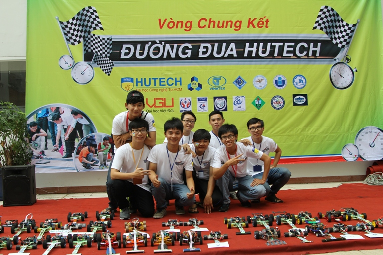 Ngắm hệ thống thực hành công nghệ kỹ thuật ô tô “hoành tráng” của sinh viên HUTECH - Ảnh 5. Ngắm hệ thống thực hành công nghệ kỹ thuật ô tô “hoành tráng” của sinh viên HUTECH - Ảnh 5.