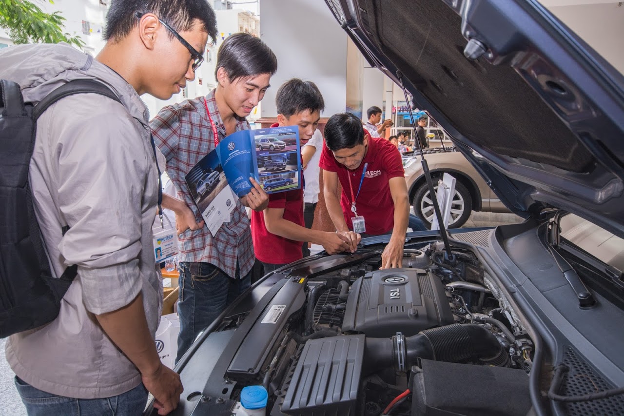 Ngắm hệ thống thực hành công nghệ kỹ thuật ô tô “hoành tráng” của sinh viên HUTECH - Ảnh 6. Ngắm hệ thống thực hành công nghệ kỹ thuật ô tô “hoành tráng” của sinh viên HUTECH - Ảnh 6.