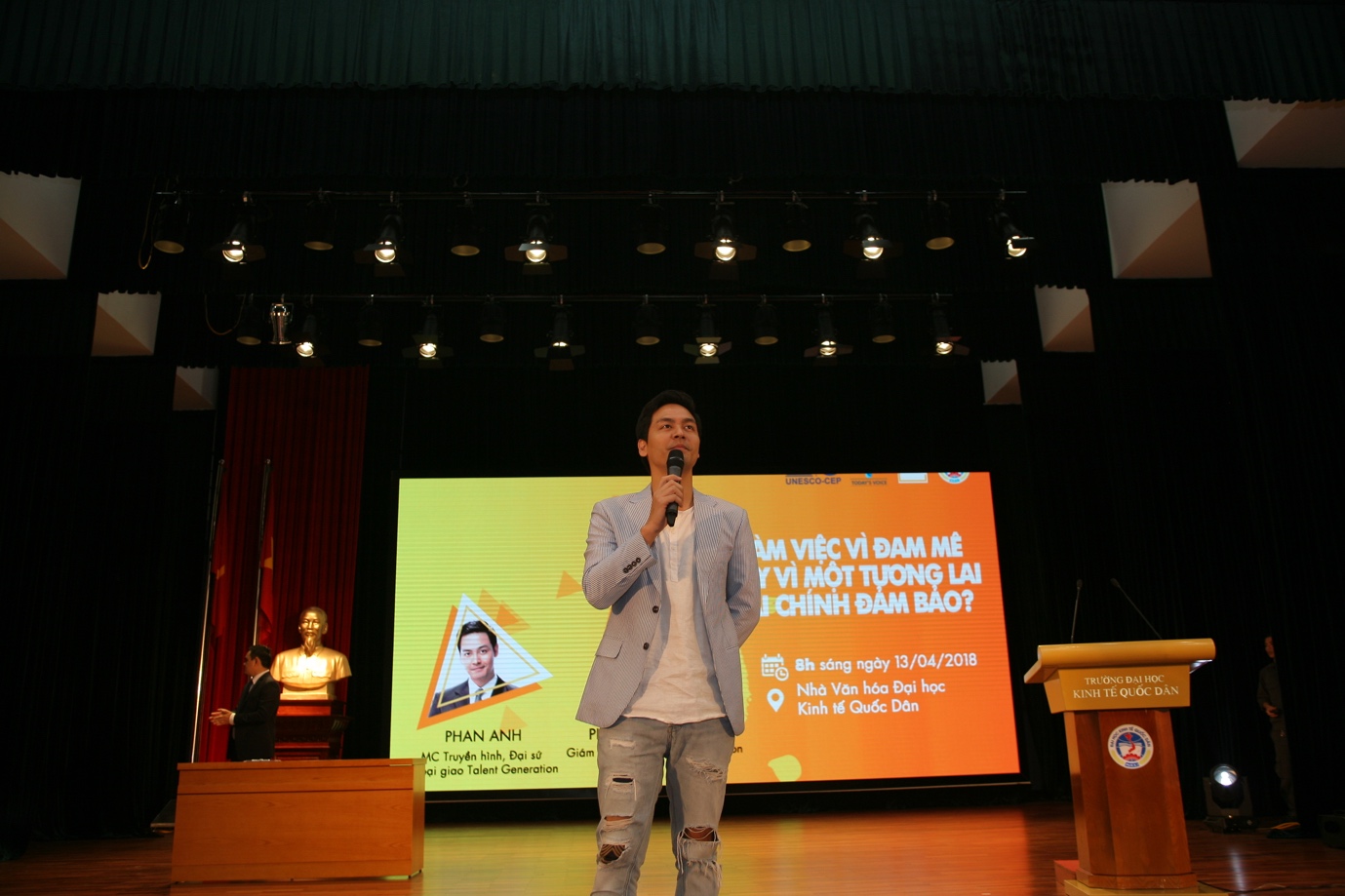 Làm việc vì đam mê hay vì một tương lai tài chính đảm bảo? - Ảnh 1. Làm việc vì đam mê hay vì một tương lai tài chính đảm bảo? - Ảnh 1.