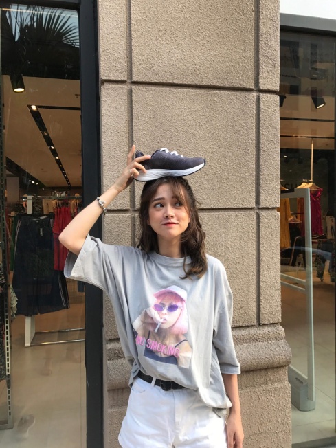 Vừa vào hè, cộng đồng fashionista khoe ngay hot trend “đội giày độc đáo! - Ảnh 2. Vừa vào hè, cộng đồng fashionista khoe ngay hot trend “đội giày độc đáo! - Ảnh 2.