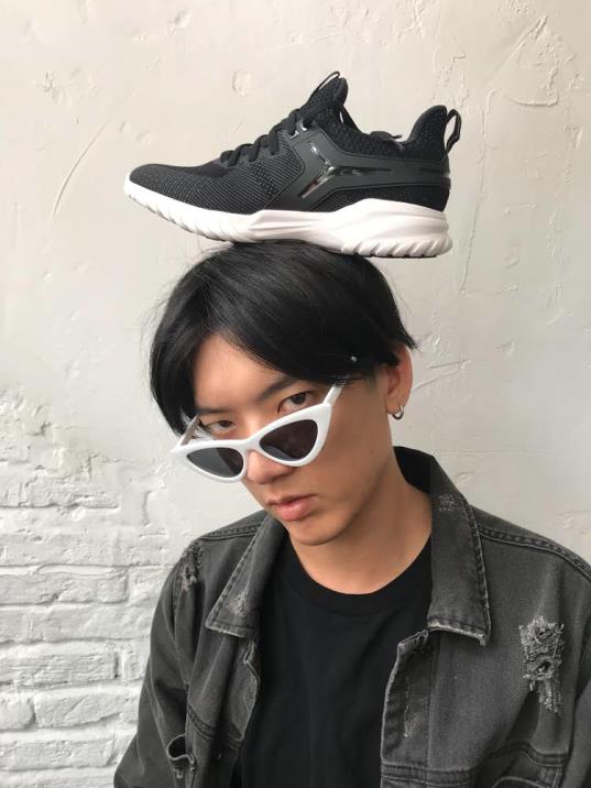 Vừa vào hè, cộng đồng fashionista khoe ngay hot trend “đội giày độc đáo! - Ảnh 4. Vừa vào hè, cộng đồng fashionista khoe ngay hot trend “đội giày độc đáo! - Ảnh 4.