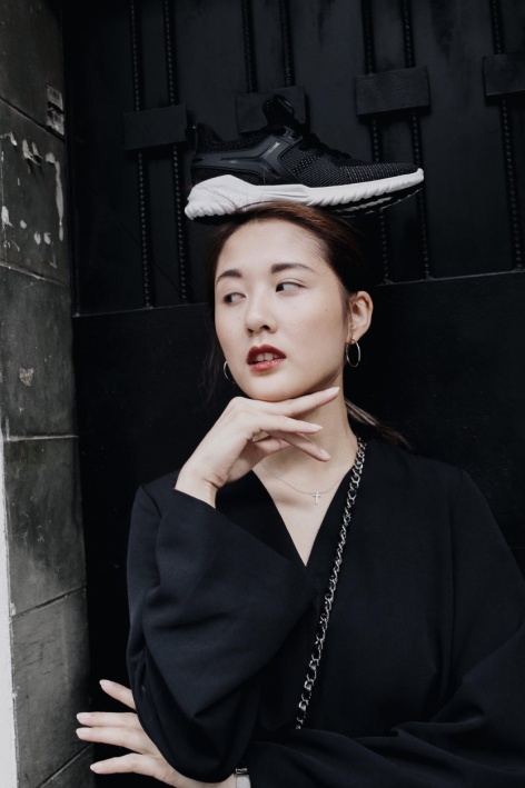 Vừa vào hè, cộng đồng fashionista khoe ngay hot trend “đội giày độc đáo! - Ảnh 5. Vừa vào hè, cộng đồng fashionista khoe ngay hot trend “đội giày độc đáo! - Ảnh 5.