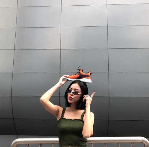 Vừa vào hè, cộng đồng fashionista khoe ngay hot trend “đội giày độc đáo! - Ảnh 6. Vừa vào hè, cộng đồng fashionista khoe ngay hot trend “đội giày độc đáo! - Ảnh 6.