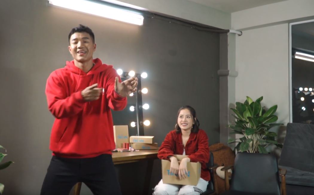 Chiều lòng chị đẹp Chi Pu, Chinh Đen viết chữ bằng động tác khó đỡ khiến fan “phát ngất” - Ảnh 3. Chiều lòng chị đẹp Chi Pu, Chinh Đen viết chữ bằng động tác khó đỡ khiến fan “phát ngất” - Ảnh 3.