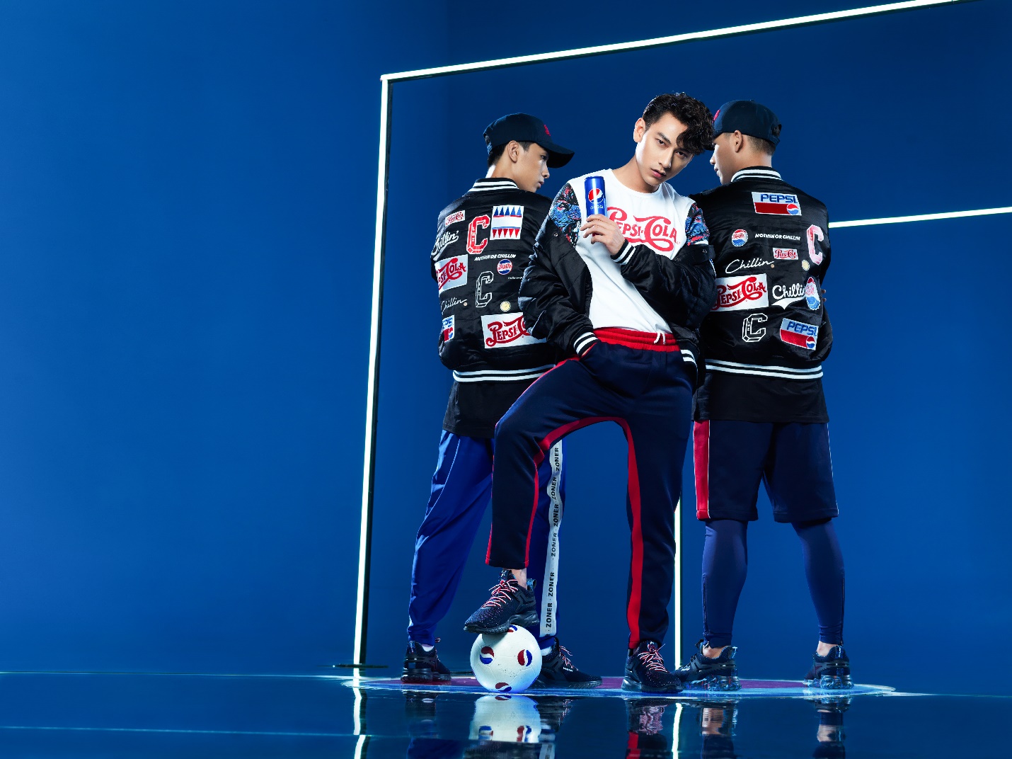 Xuân Trường, Isaac đọ thần thái soái ca trong MV cổ vũ bóng đá cực thú vị - Ảnh 4. Xuân Trường, Isaac đọ thần thái soái ca trong MV cổ vũ bóng đá cực thú vị - Ảnh 4.