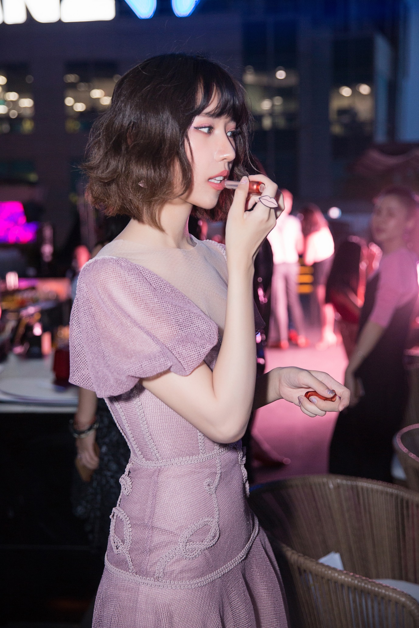 Những khoảnh khắc làm nổi bật thần thái của ca sĩ Min cùng các cô nàng cá tính - Ảnh 2. Những khoảnh khắc làm nổi bật thần thái của ca sĩ Min cùng các cô nàng cá tính - Ảnh 2.