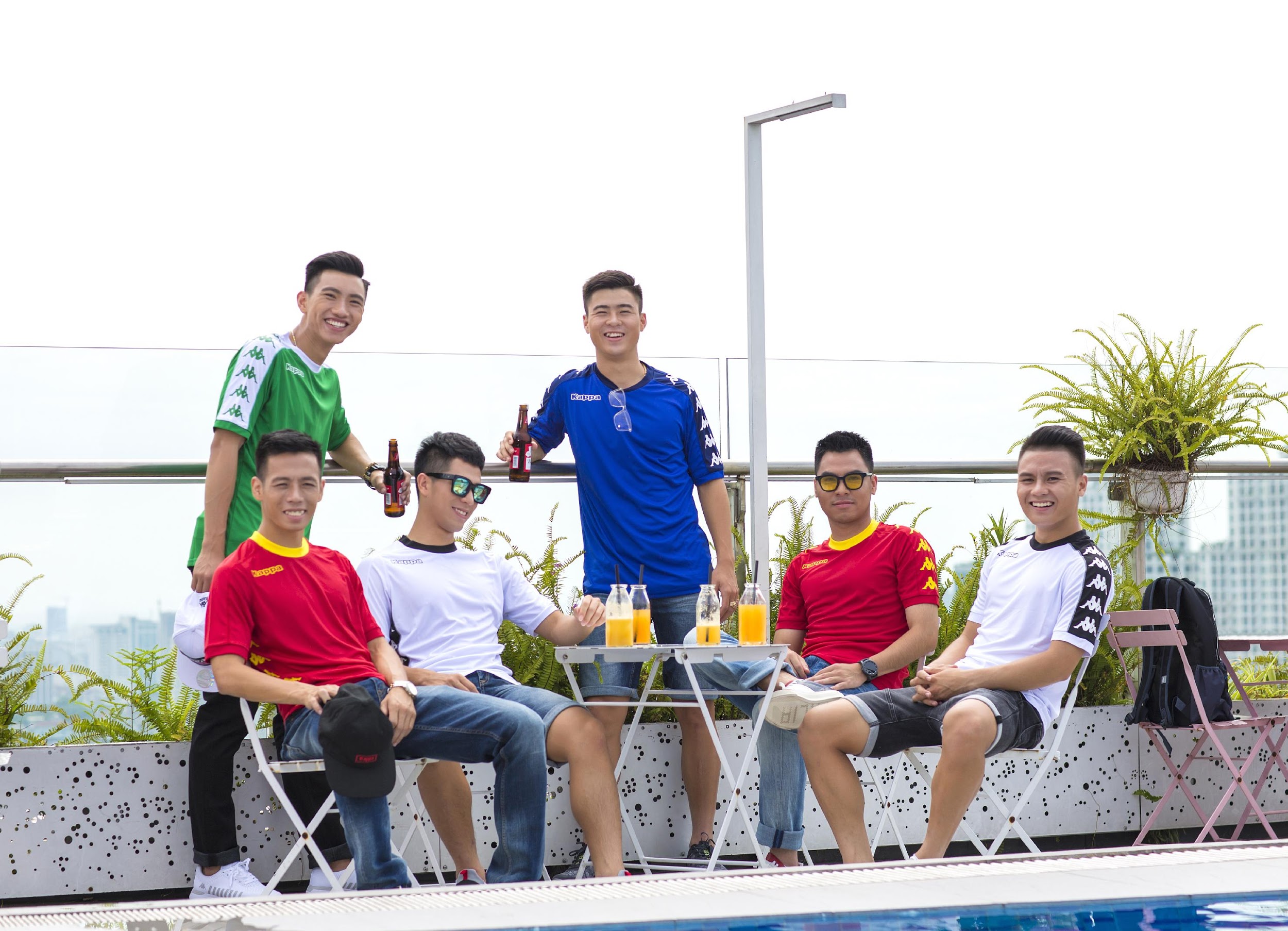 U23 cuồng nhiệt cổ vũ World Cup với BST áo phiên bản đặc biệt - Ảnh 2. U23 cuồng nhiệt cổ vũ World Cup với BST áo phiên bản đặc biệt - Ảnh 2.