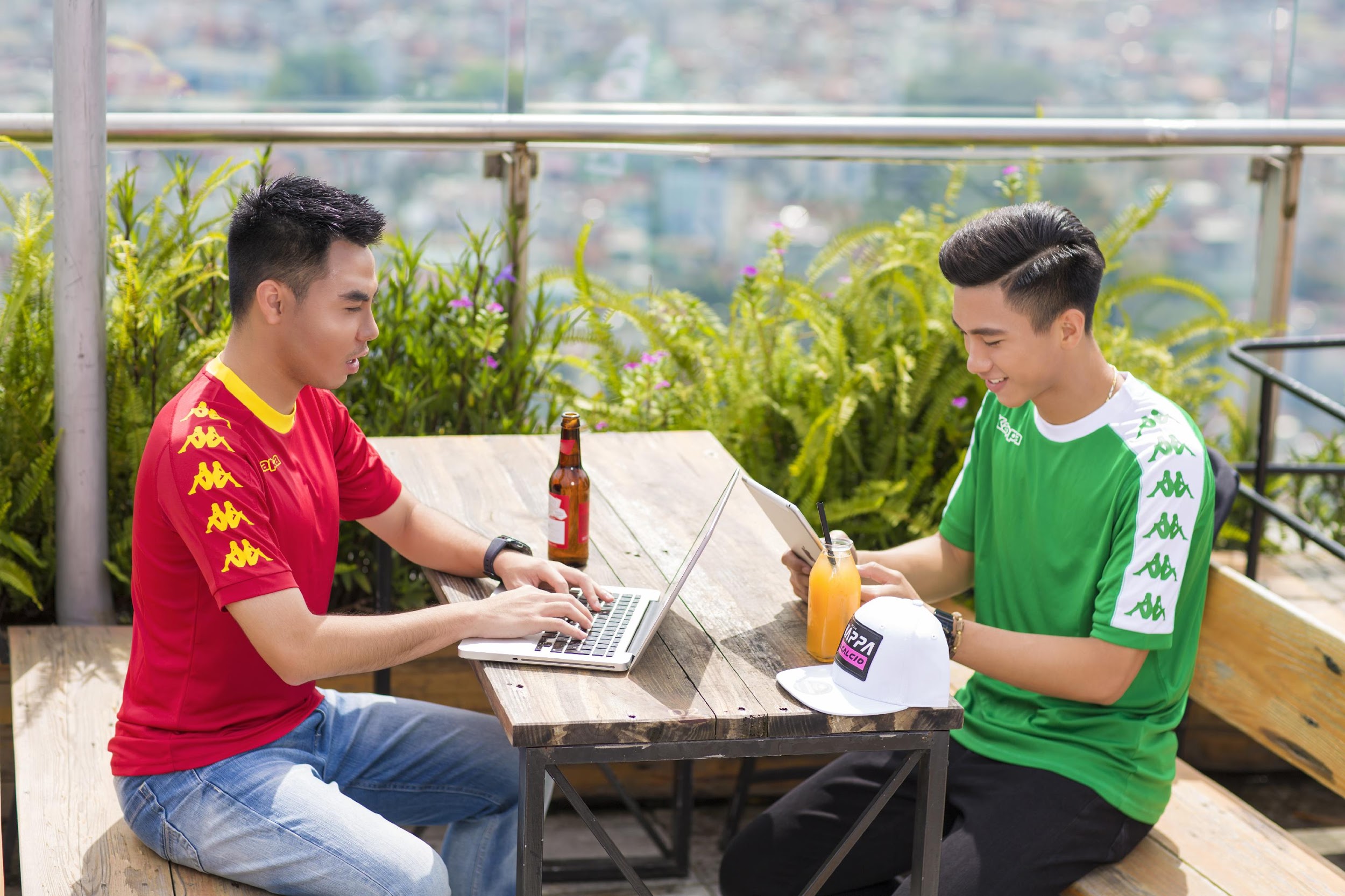 U23 cuồng nhiệt cổ vũ World Cup với BST áo phiên bản đặc biệt - Ảnh 3. U23 cuồng nhiệt cổ vũ World Cup với BST áo phiên bản đặc biệt - Ảnh 3.