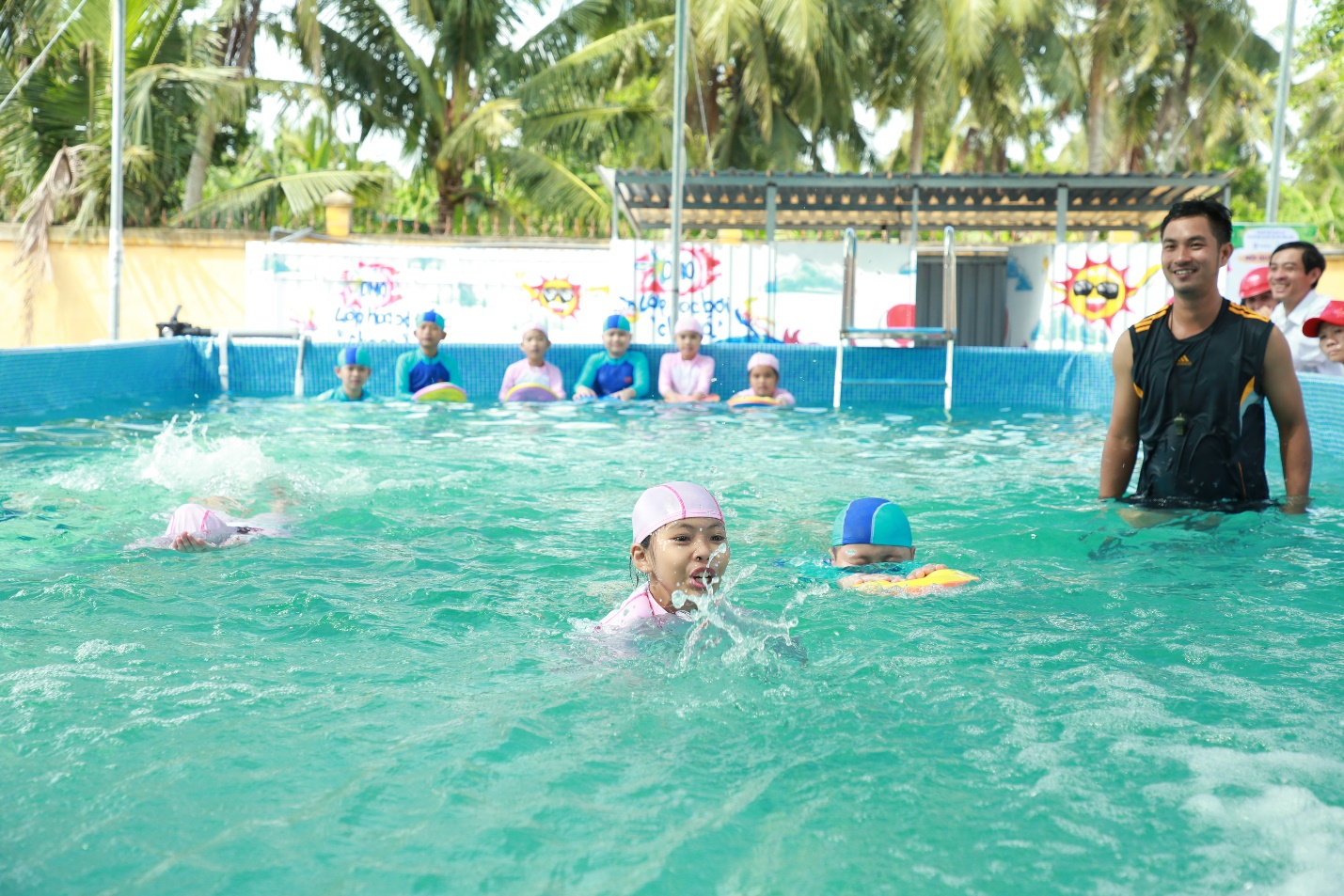 Tò mò khám phá “Lớp học bơi cho cá” đầu tiên được hoàn thành - Ảnh 10. Tò mò khám phá “Lớp học bơi cho cá” đầu tiên được hoàn thành - Ảnh 10.