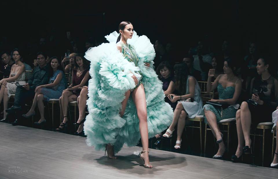 Thanh Hằng, Hoàng Thùy: Từ những bước catwalk chập chững đến những màn đọ thần thái khi cùng đánh chiếm ngôi vị vedette - Ảnh 2. Thanh Hằng, Hoàng Thùy: Từ những bước catwalk chập chững đến những màn đọ thần thái khi cùng đánh chiếm ngôi vị vedette - Ảnh 2.