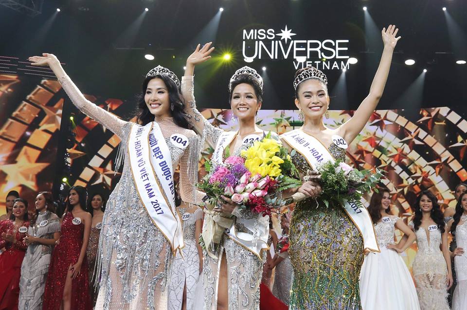 Thanh Hằng, Hoàng Thùy: Từ những bước catwalk chập chững đến những màn đọ thần thái khi cùng đánh chiếm ngôi vị vedette - Ảnh 7. Thanh Hằng, Hoàng Thùy: Từ những bước catwalk chập chững đến những màn đọ thần thái khi cùng đánh chiếm ngôi vị vedette - Ảnh 7.