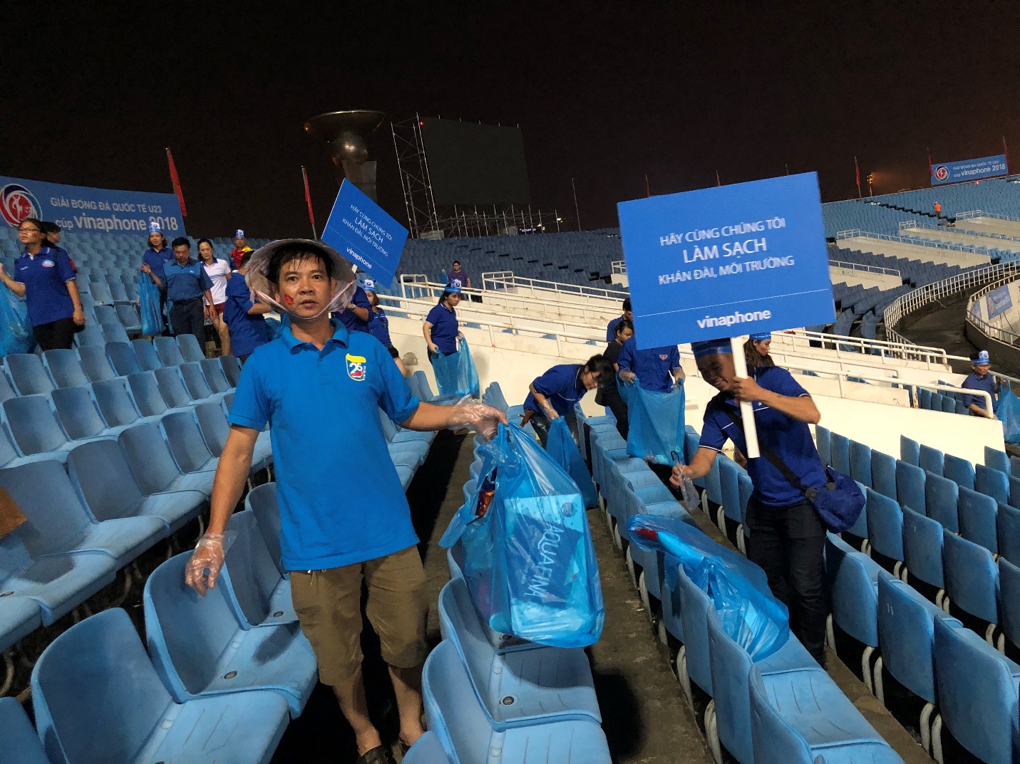 Hành động đẹp của CĐV Việt Nam tại giải bóng đá Cup VinaPhone 2018 - Ảnh 2. Hành động đẹp của CĐV Việt Nam tại giải bóng đá Cup VinaPhone 2018 - Ảnh 2.