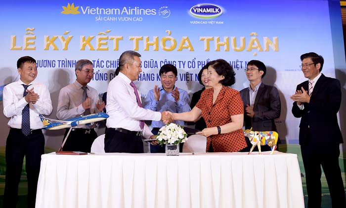 Vietnam Airlines và Vinamilk ký kết hợp tác chiến lược - Ảnh 4. Vietnam Airlines và Vinamilk ký kết hợp tác chiến lược - Ảnh 4.