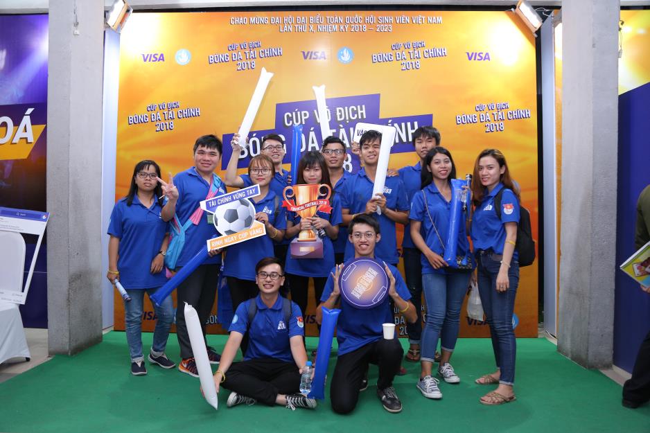 Hoàng Yến Chibi cùng hàng ngàn sinh viên cuồng nhiệt với đêm chung kết “rực lửa” của giải Bóng đá Tài chính - Ảnh 2. Hoàng Yến Chibi cùng hàng ngàn sinh viên cuồng nhiệt với đêm chung kết “rực lửa” của giải Bóng đá Tài chính - Ảnh 2.
