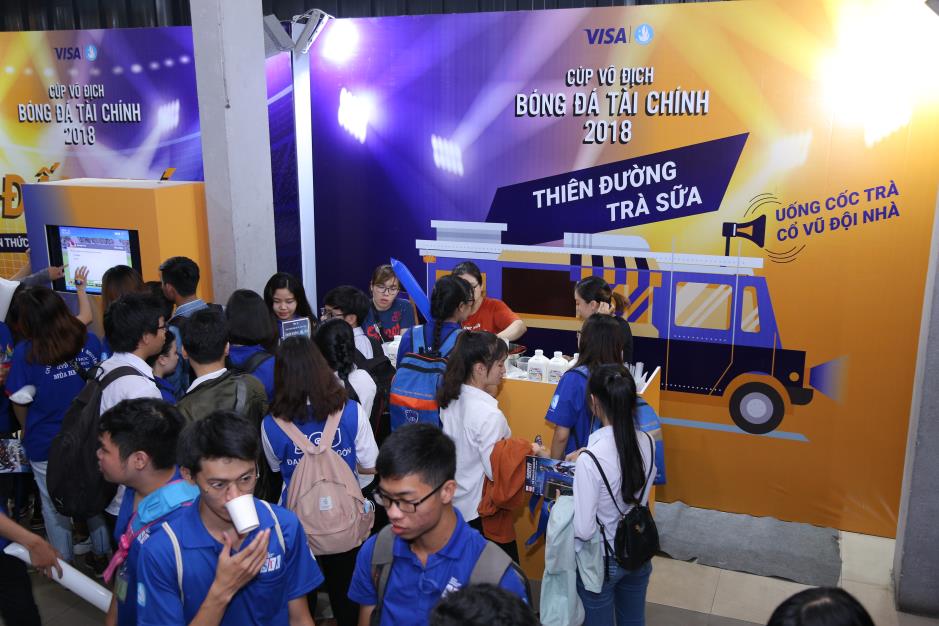 Hoàng Yến Chibi cùng hàng ngàn sinh viên cuồng nhiệt với đêm chung kết “rực lửa” của giải Bóng đá Tài chính - Ảnh 5. Hoàng Yến Chibi cùng hàng ngàn sinh viên cuồng nhiệt với đêm chung kết “rực lửa” của giải Bóng đá Tài chính - Ảnh 5.