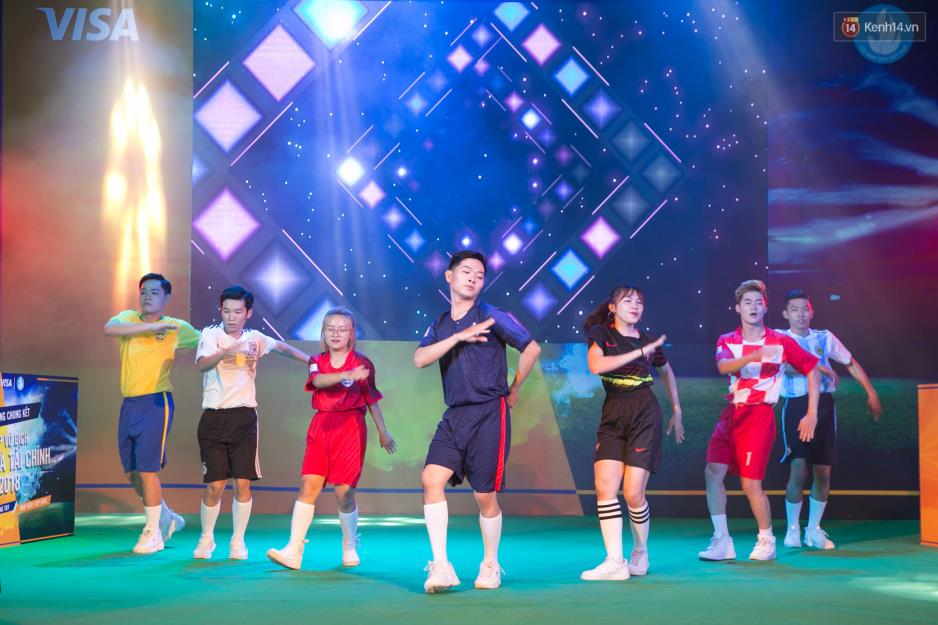 Hoàng Yến Chibi cùng hàng ngàn sinh viên cuồng nhiệt với đêm chung kết “rực lửa” của giải Bóng đá Tài chính - Ảnh 10. Hoàng Yến Chibi cùng hàng ngàn sinh viên cuồng nhiệt với đêm chung kết “rực lửa” của giải Bóng đá Tài chính - Ảnh 10.