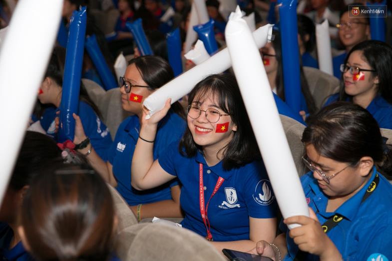 Hoàng Yến Chibi cùng hàng ngàn sinh viên cuồng nhiệt với đêm chung kết “rực lửa” của giải Bóng đá Tài chính - Ảnh 12. Hoàng Yến Chibi cùng hàng ngàn sinh viên cuồng nhiệt với đêm chung kết “rực lửa” của giải Bóng đá Tài chính - Ảnh 12.