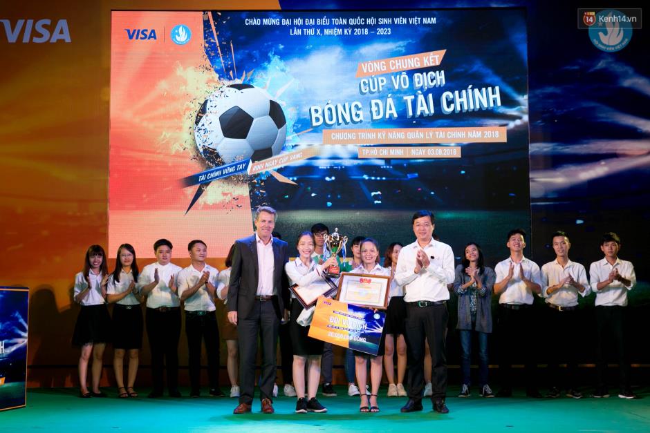 Hoàng Yến Chibi cùng hàng ngàn sinh viên cuồng nhiệt với đêm chung kết “rực lửa” của giải Bóng đá Tài chính - Ảnh 14. Hoàng Yến Chibi cùng hàng ngàn sinh viên cuồng nhiệt với đêm chung kết “rực lửa” của giải Bóng đá Tài chính - Ảnh 14.