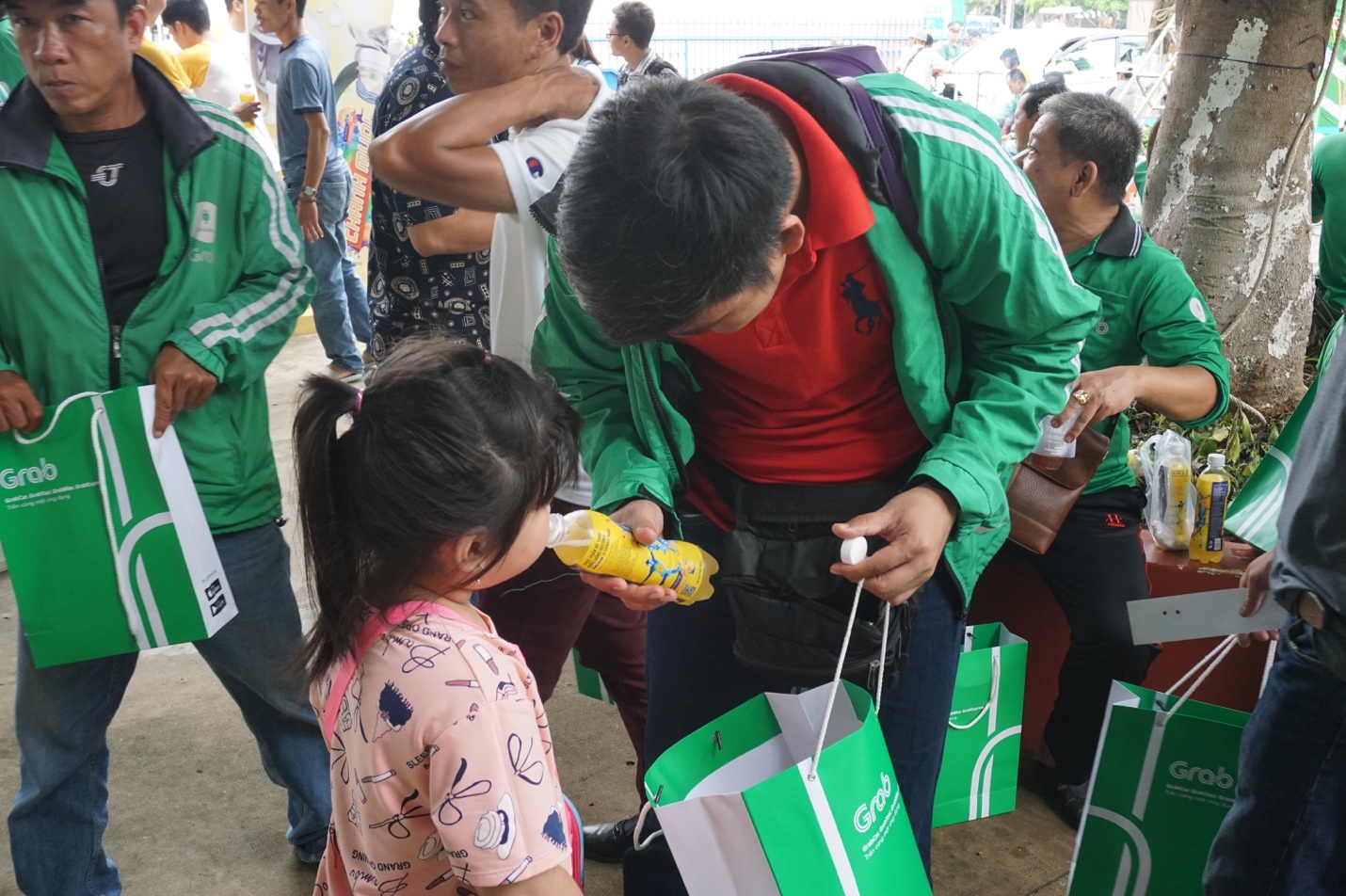 Hàng nghìn tài xế quy tụ tại ngày hội tài xế công nghệ Grab - Ảnh 6. Hàng nghìn tài xế quy tụ tại ngày hội tài xế công nghệ Grab - Ảnh 6.