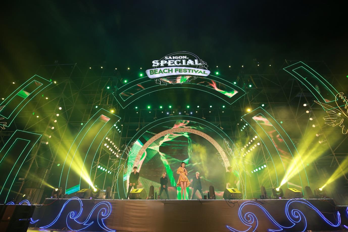 Giới trẻ làm dậy sóng Sầm Sơn với Beach Festival 2018 cực hoàng tráng - Ảnh 12. Giới trẻ làm dậy sóng Sầm Sơn với Beach Festival 2018 cực hoàng tráng - Ảnh 12.