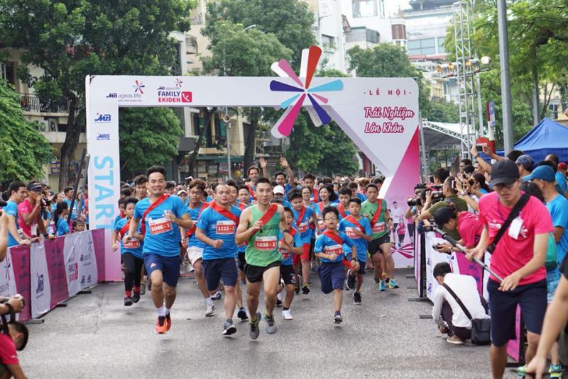 Hà Nội: Nhiều gia đình trẻ hào hứng tham gia giải chạy bộ bán chuyên - Ảnh 2. Hà Nội: Nhiều gia đình trẻ hào hứng tham gia giải chạy bộ bán chuyên - Ảnh 2.