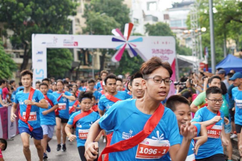 Hà Nội: Nhiều gia đình trẻ hào hứng tham gia giải chạy bộ bán chuyên - Ảnh 3. Hà Nội: Nhiều gia đình trẻ hào hứng tham gia giải chạy bộ bán chuyên - Ảnh 3.