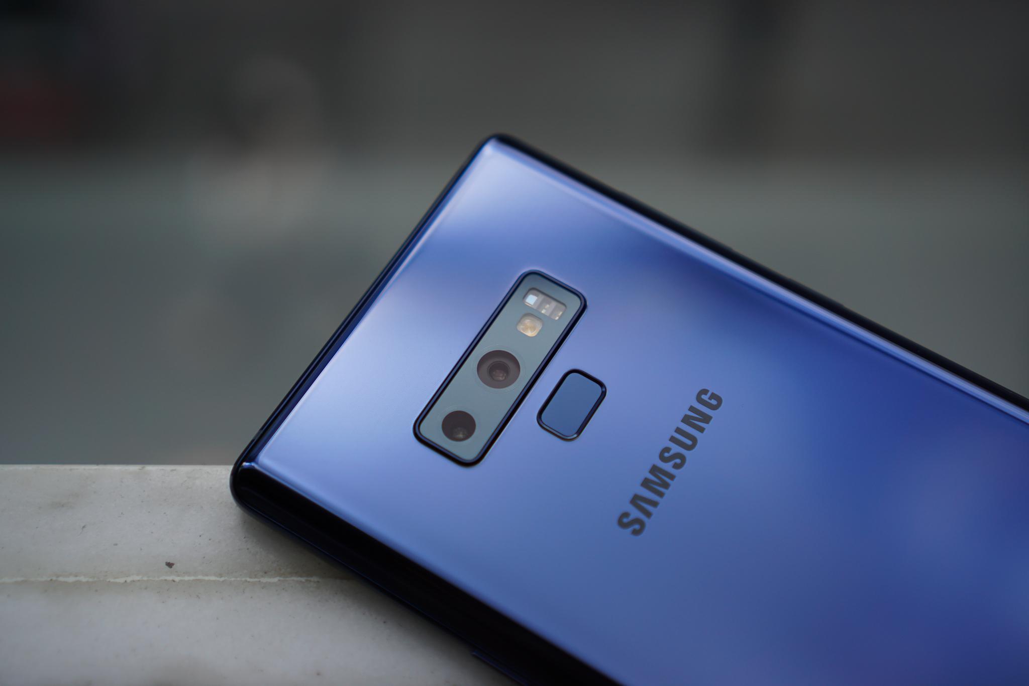 Galaxy Note9 tiếp tục là “kẻ ngáng đường cho các đối thủ muốn xưng vương trong làng smartphone - Ảnh 2. Galaxy Note9 tiếp tục là “kẻ ngáng đường cho các đối thủ muốn xưng vương trong làng smartphone - Ảnh 2.