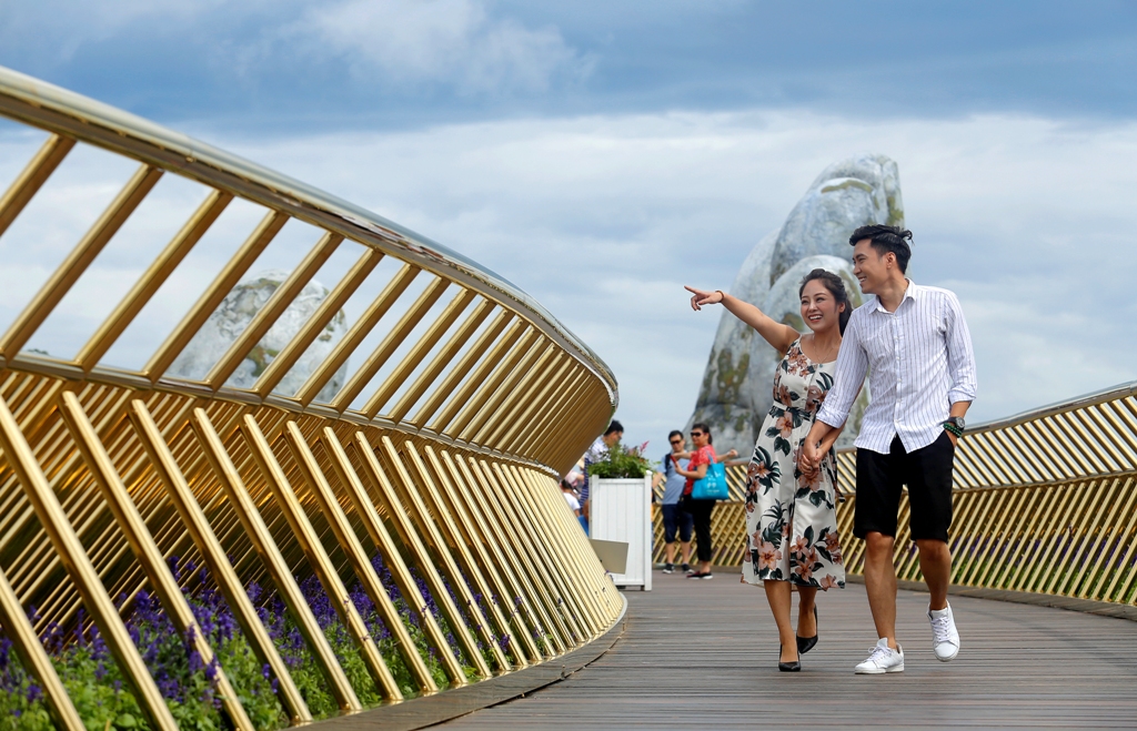 Cơn sốt cầu Vàng khiến du khách quốc tế đổ xô check-in Đà Nẵng - Ảnh 1. Cơn sốt cầu Vàng khiến du khách quốc tế đổ xô check-in Đà Nẵng - Ảnh 1.