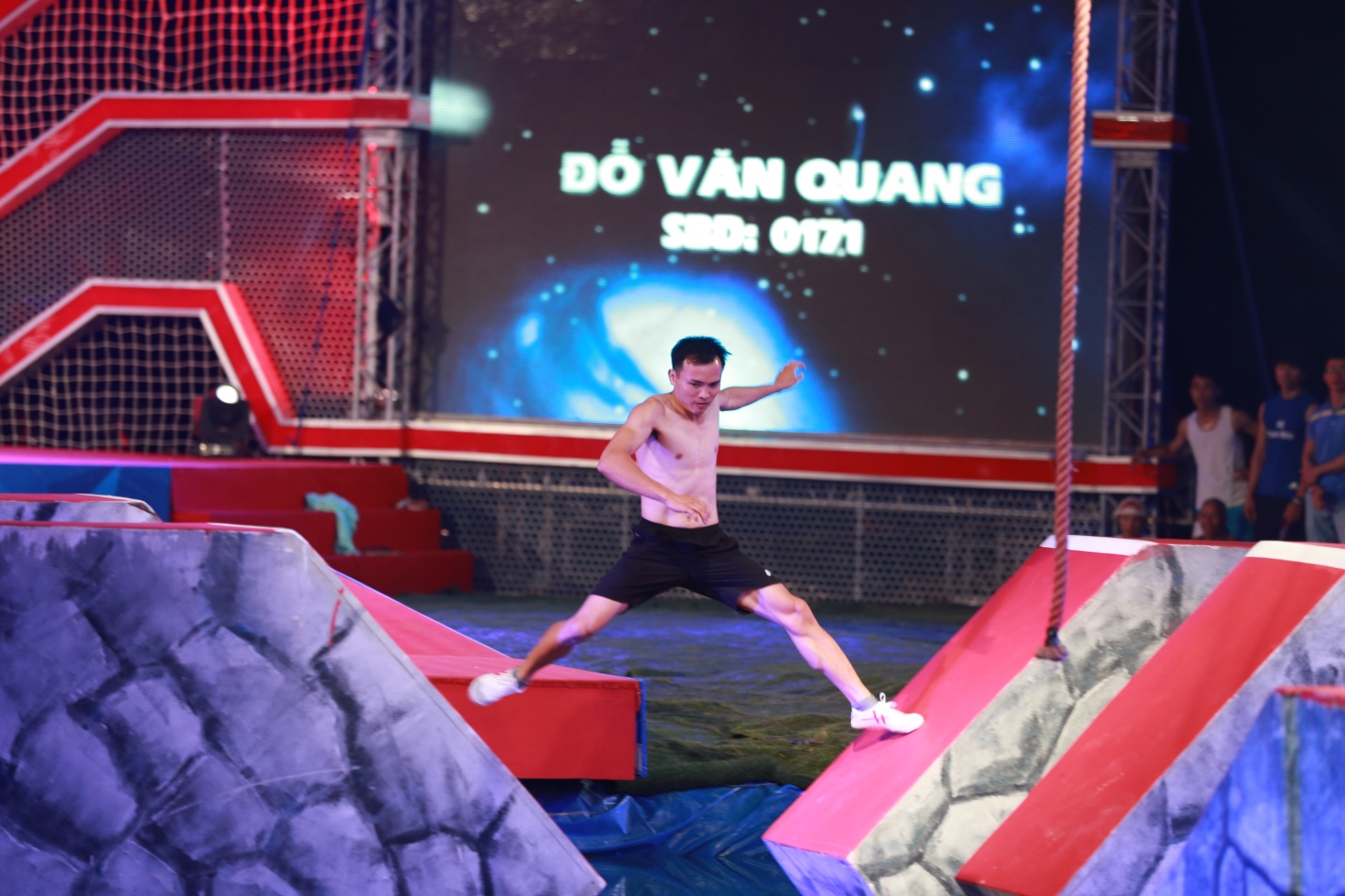 Không giới hạn - Sasuke Việt Nam: Sự quyết tâm của anh thợ nhôm kính - Ảnh 2. Không giới hạn - Sasuke Việt Nam: Sự quyết tâm của anh thợ nhôm kính - Ảnh 2.