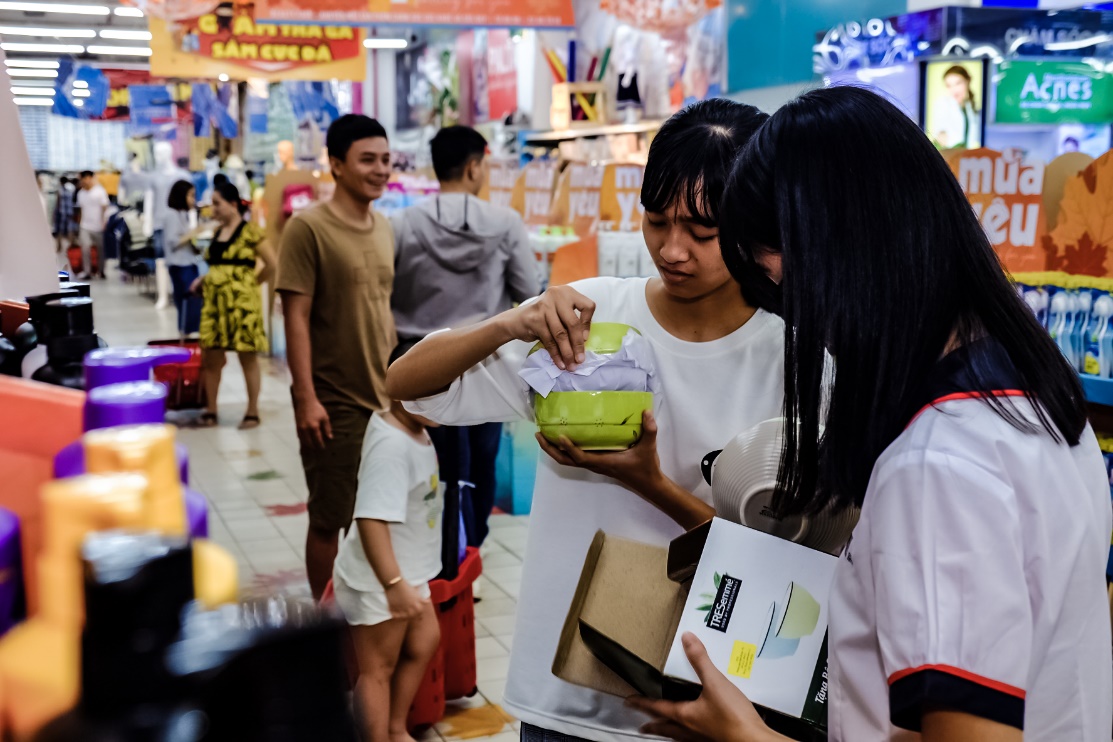 Siêu thị BigC hút khách trong cả ngày thường, nhờ sức nóng của “Beauty Fair mùa yêu” - Ảnh 5. Siêu thị BigC hút khách trong cả ngày thường, nhờ sức nóng của “Beauty Fair mùa yêu” - Ảnh 5.