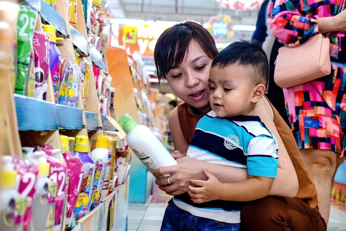 Siêu thị BigC hút khách trong cả ngày thường, nhờ sức nóng của “Beauty Fair mùa yêu” - Ảnh 9. Siêu thị BigC hút khách trong cả ngày thường, nhờ sức nóng của “Beauty Fair mùa yêu” - Ảnh 9.