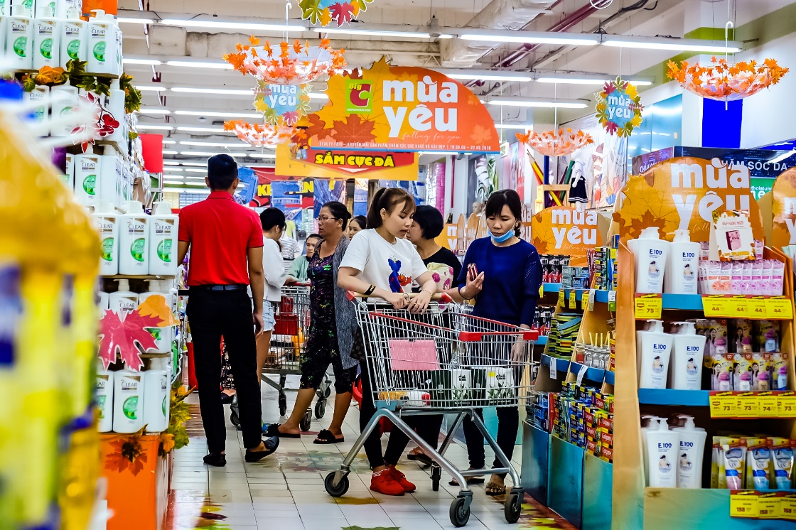 Siêu thị BigC hút khách trong cả ngày thường, nhờ sức nóng của “Beauty Fair mùa yêu” - Ảnh 10. Siêu thị BigC hút khách trong cả ngày thường, nhờ sức nóng của “Beauty Fair mùa yêu” - Ảnh 10.