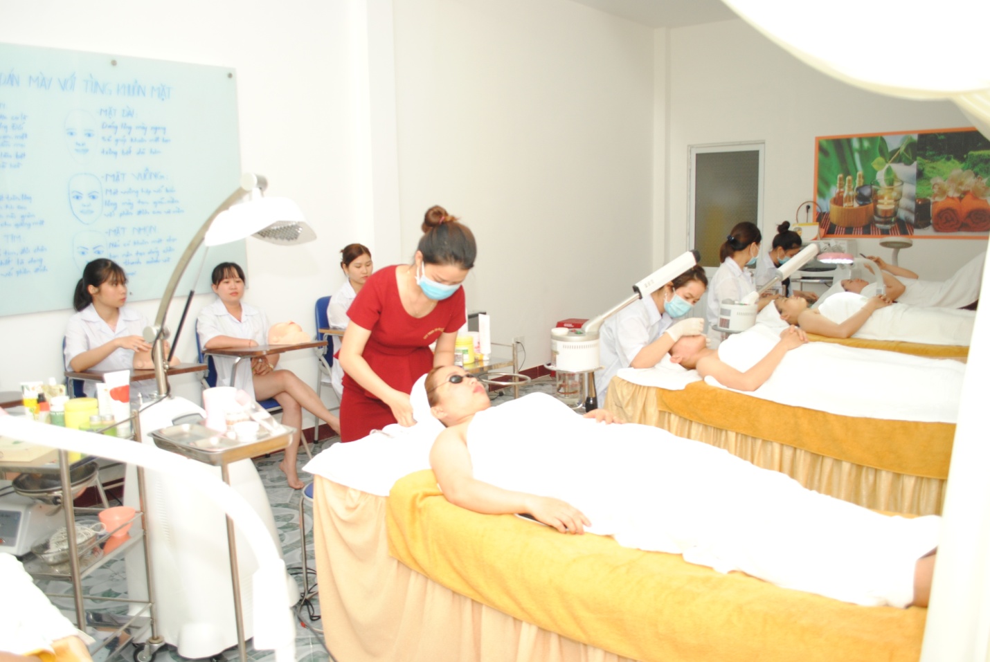 Học nghề thẩm mỹ và giấc mơ thu nhập cao có phải sự thật? - Ảnh 1. Học nghề thẩm mỹ và giấc mơ thu nhập cao có phải sự thật? - Ảnh 1.