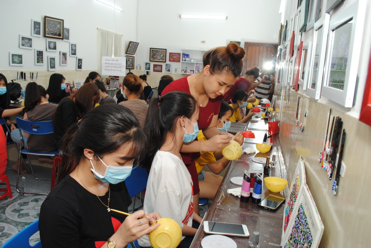 Học nghề thẩm mỹ và giấc mơ thu nhập cao có phải sự thật? - Ảnh 2. Học nghề thẩm mỹ và giấc mơ thu nhập cao có phải sự thật? - Ảnh 2.