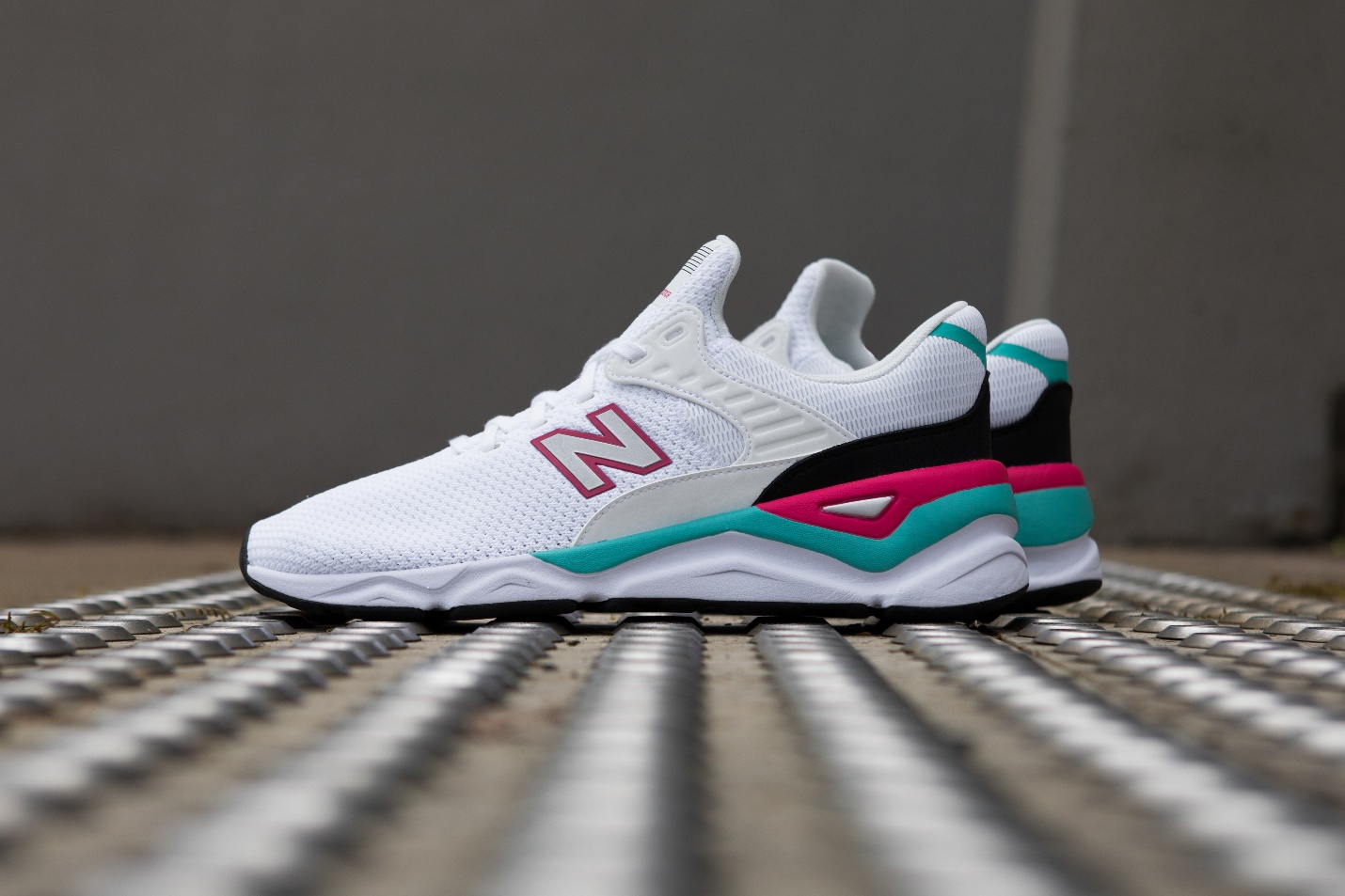 247v2 chưa hạ nhiệt, New Balance lại tiếp tục trình làng siêu phẩm hoàn toàn mới mang tên X-90 - Ảnh 4. 247v2 chưa hạ nhiệt, New Balance lại tiếp tục trình làng siêu phẩm hoàn toàn mới mang tên X-90 - Ảnh 4.