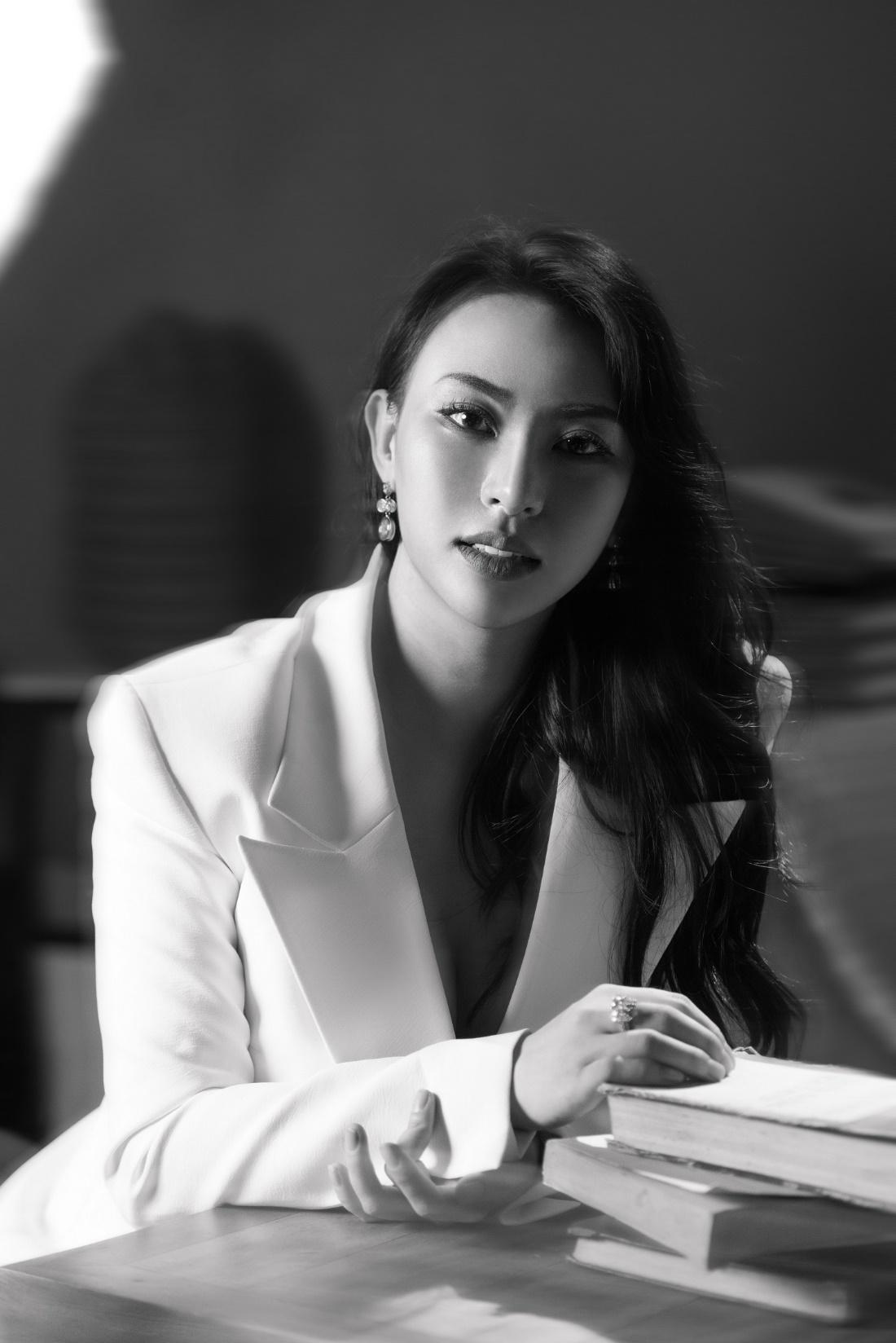 Nghiện làm đẹp, cô gái 9x tiên phong thử nghiệm thẩm mỹ không dao kéo trên chính bản thân mình - Ảnh 1. Nghiện làm đẹp, cô gái 9x tiên phong thử nghiệm thẩm mỹ không dao kéo trên chính bản thân mình - Ảnh 1.