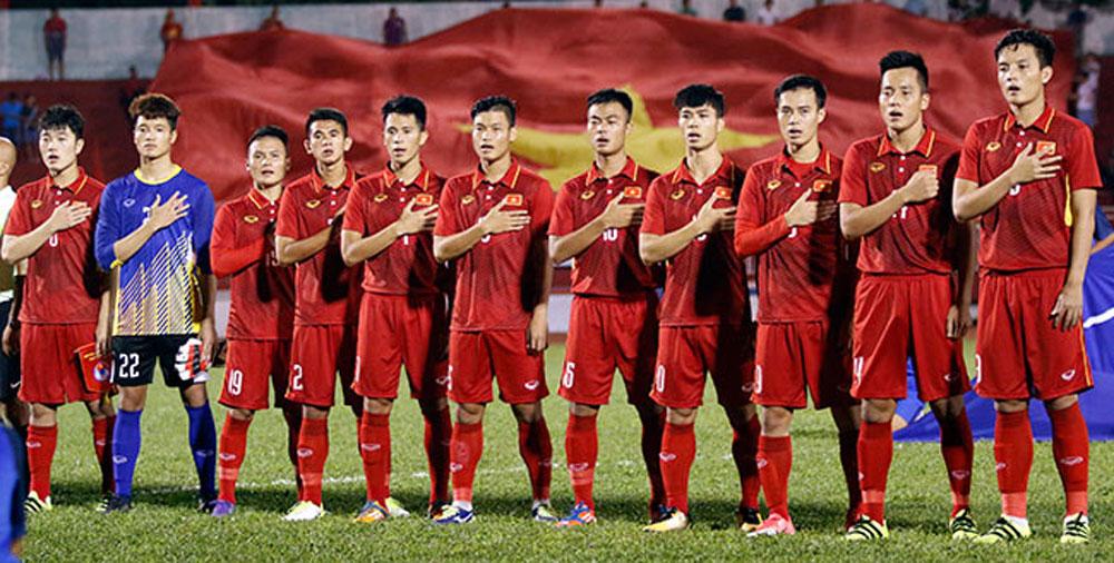 Quốc kỳ Việt Nam khổng lồ tung bay tiếp lửa cho tuyển Olympic tại ASIAD 2018 - Ảnh 1. Quốc kỳ Việt Nam khổng lồ tung bay tiếp lửa cho tuyển Olympic tại ASIAD 2018 - Ảnh 1.