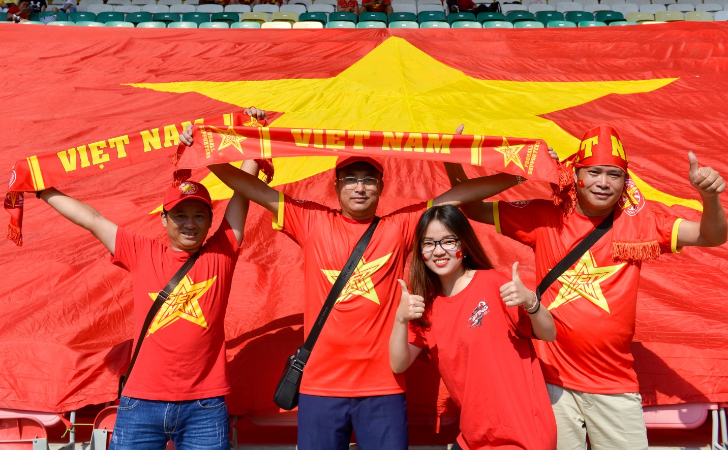 Quốc kỳ Việt Nam khổng lồ tung bay tiếp lửa cho tuyển Olympic tại ASIAD 2018 - Ảnh 4. Quốc kỳ Việt Nam khổng lồ tung bay tiếp lửa cho tuyển Olympic tại ASIAD 2018 - Ảnh 4.