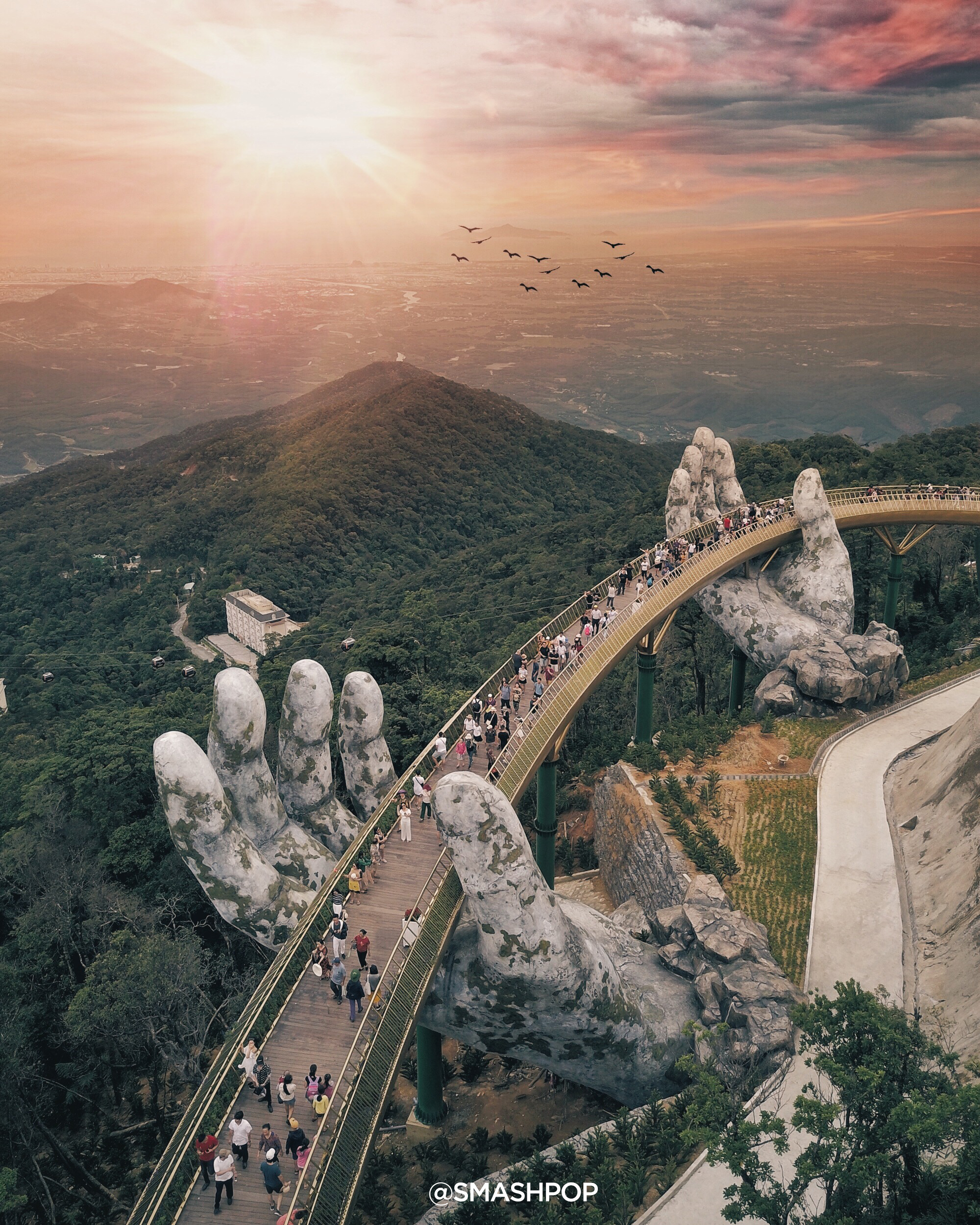 Tác giả bức ảnh Cầu Vàng nổi tiếng khắp Instagram viết về khoảnh khắc ấn tượng trên đỉnh Bà Nà - Ảnh 4. Tác giả bức ảnh Cầu Vàng nổi tiếng khắp Instagram viết về khoảnh khắc ấn tượng trên đỉnh Bà Nà - Ảnh 4.