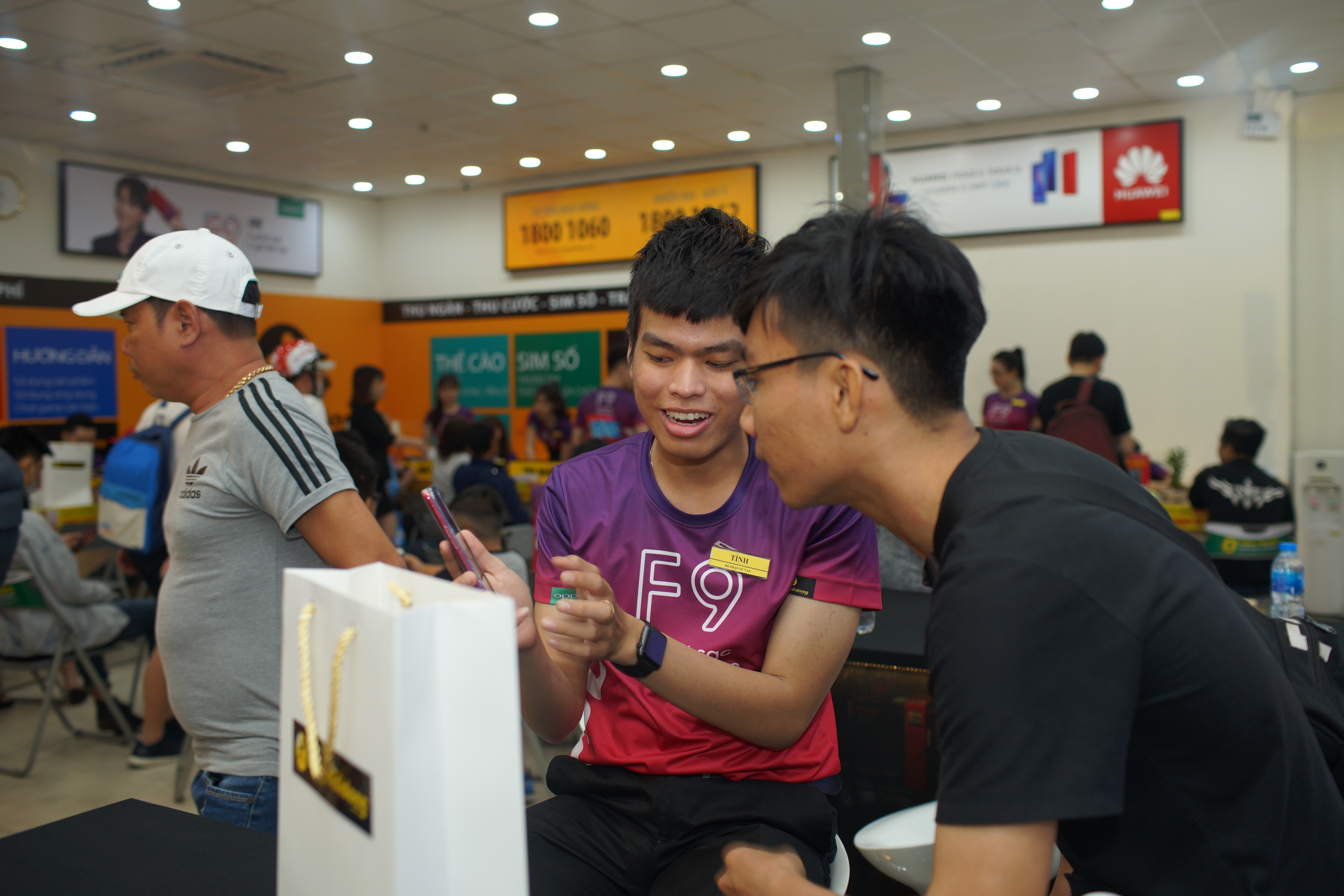 OPPO F9 chứng minh sức hút với 48,000 đơn đặt trước chỉ trong 10 ngày - Ảnh 7. OPPO F9 chứng minh sức hút với 48,000 đơn đặt trước chỉ trong 10 ngày - Ảnh 7.