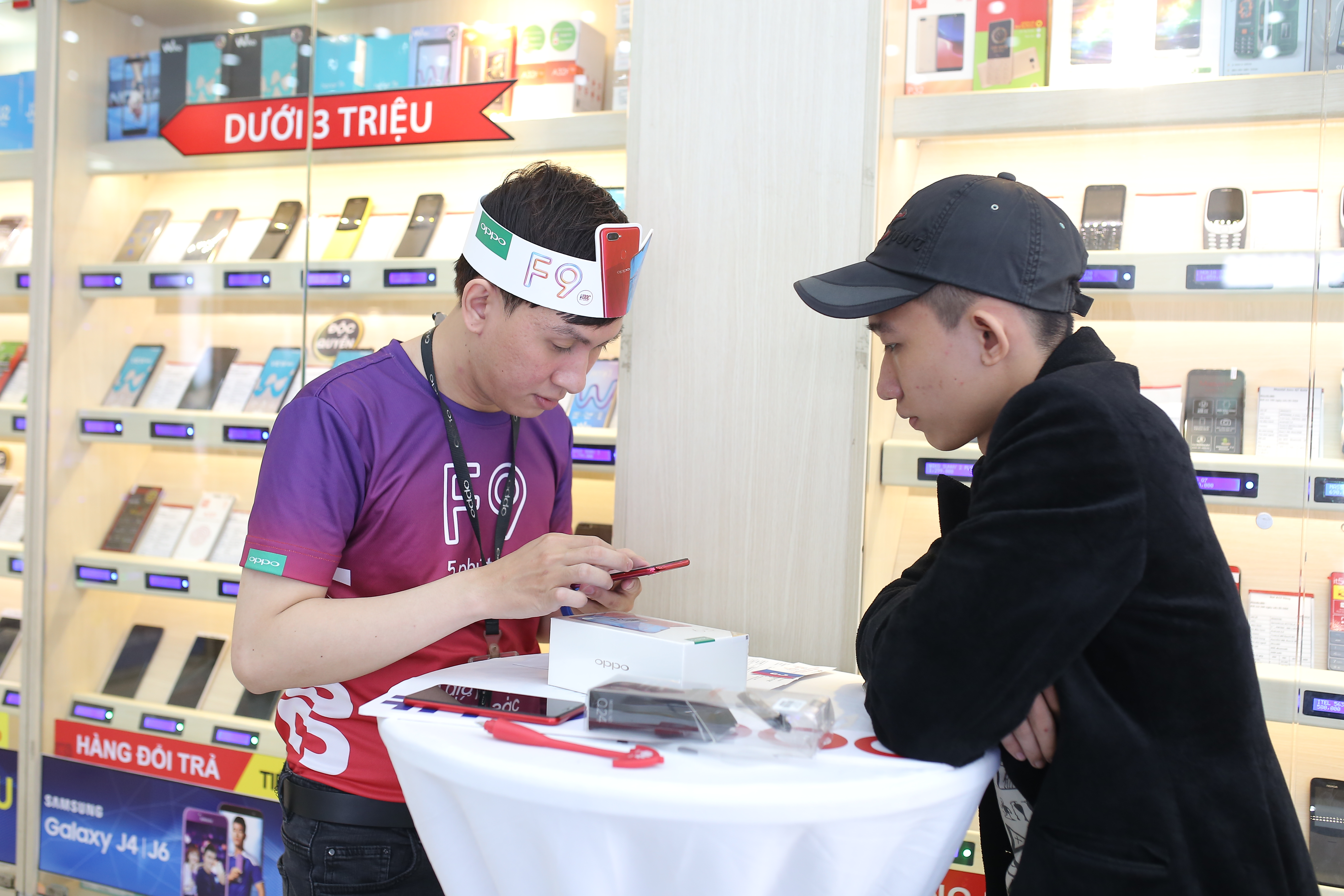 OPPO F9 chứng minh sức hút với 48,000 đơn đặt trước chỉ trong 10 ngày - Ảnh 8. OPPO F9 chứng minh sức hút với 48,000 đơn đặt trước chỉ trong 10 ngày - Ảnh 8.