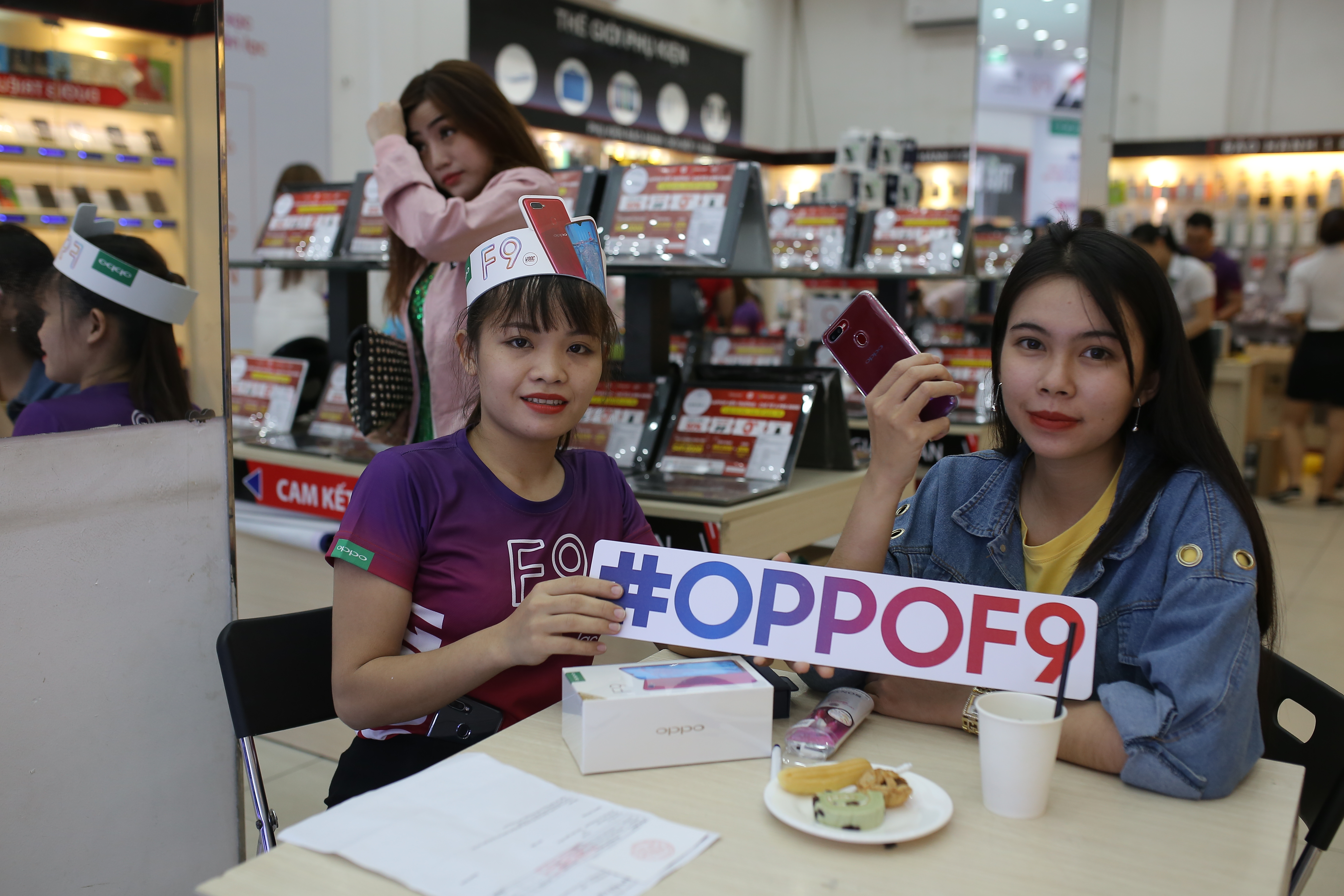 OPPO F9 chứng minh sức hút với 48,000 đơn đặt trước chỉ trong 10 ngày - Ảnh 9. OPPO F9 chứng minh sức hút với 48,000 đơn đặt trước chỉ trong 10 ngày - Ảnh 9.