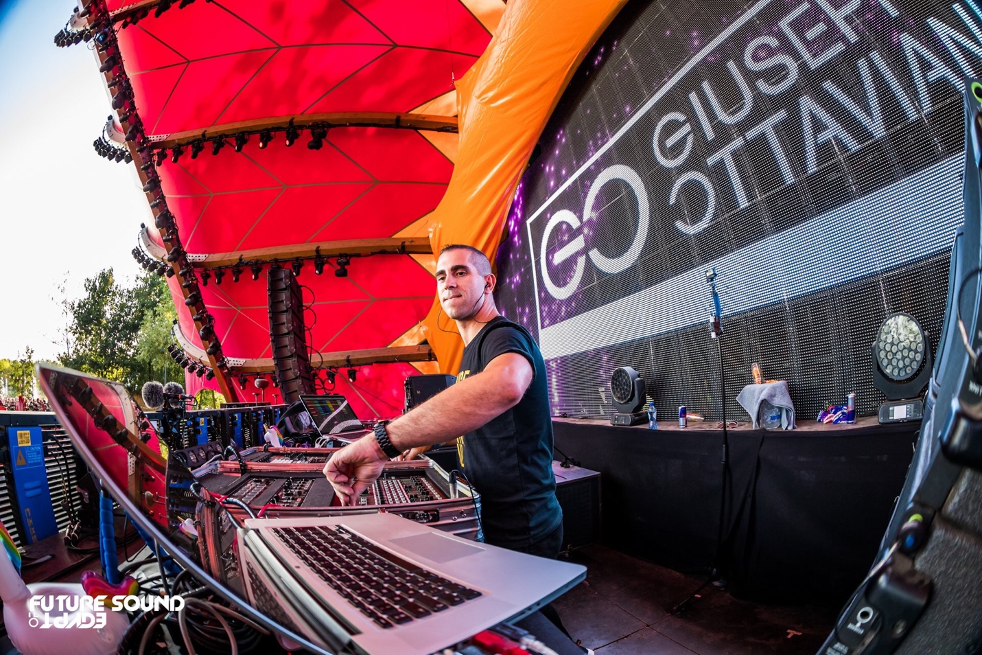 Đêm siêu phẩm của “Gã phù thuỷ” Giuseppe Ottaviani, phép màu trên từng nốt nhạc - Ảnh 1. Đêm siêu phẩm của “Gã phù thuỷ” Giuseppe Ottaviani, phép màu trên từng nốt nhạc - Ảnh 1.