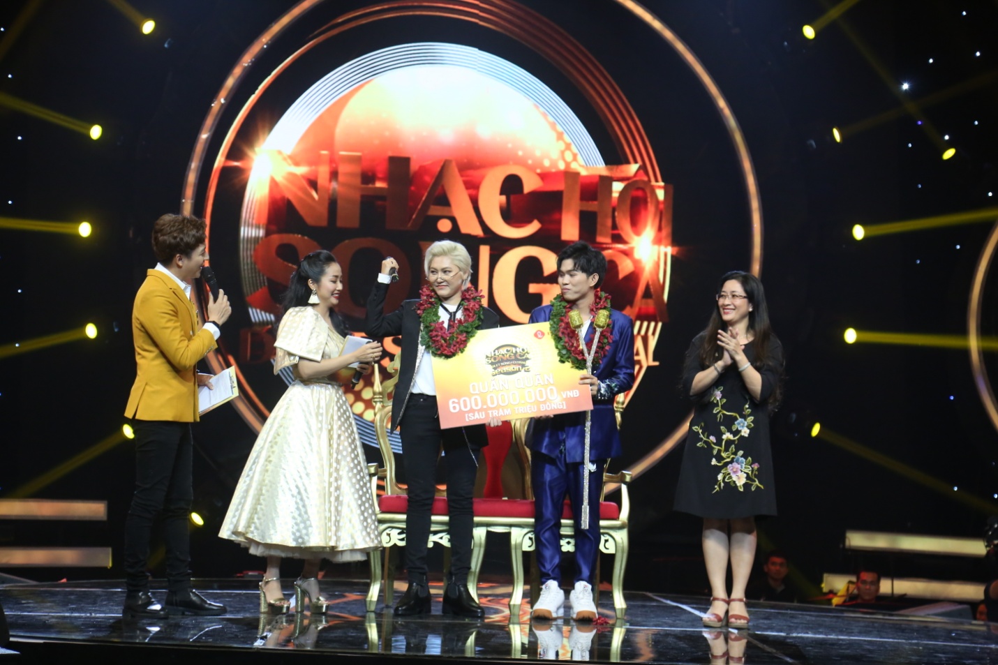 Nhìn lại chặng đường chinh phục ngôi vị quán quân Nhạc hội song ca mùa 2 của Vicky Nhung và Thanh Sang - Ảnh 7. Nhìn lại chặng đường chinh phục ngôi vị quán quân Nhạc hội song ca mùa 2 của Vicky Nhung và Thanh Sang - Ảnh 7.